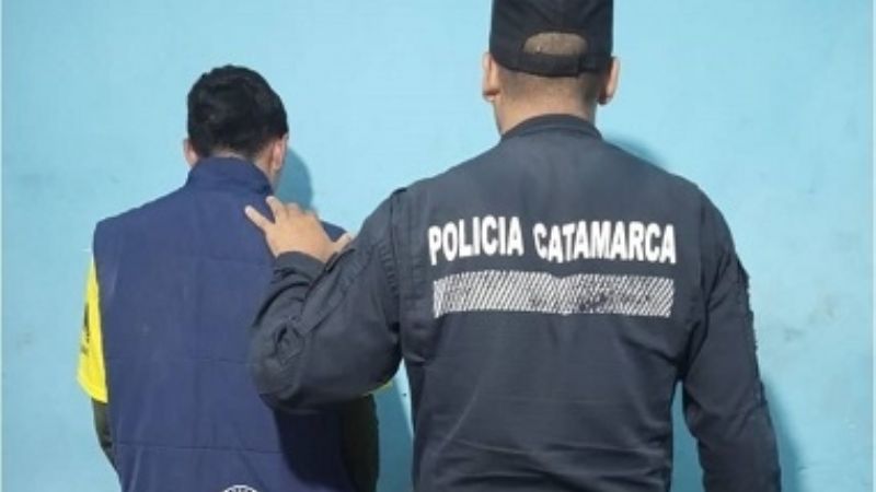 Forzaba la puerta de una Amarok y lo vio la policía