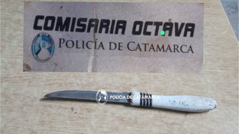 Forzaba la puerta de una Amarok y lo vio la policía