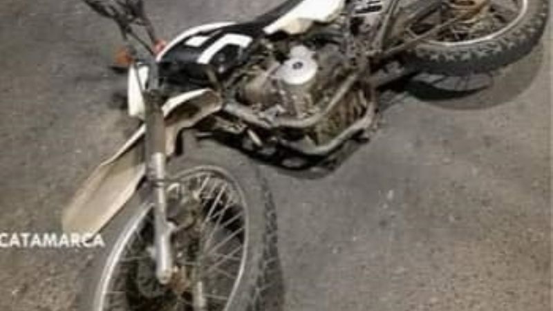 Violenta colisión entre un auto y una moto