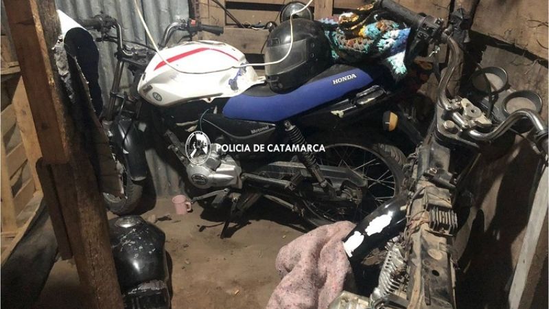 Llegó la policía cuando desarmaba dos motos