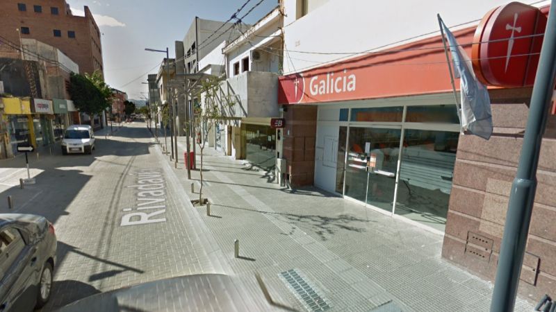 Incidente en cajeros automáticos: mujer sufrió el hurto de su celular en pleno centro