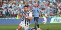 NAHUEL BUSTOS festeja su golazo para Talleres, en el Gigante de Alberdi.