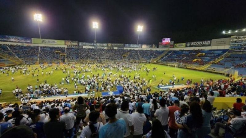 Nueve personas murieron anoche en un estadio de El Salvador