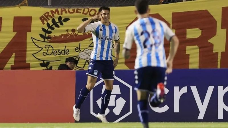 Racing le ganó a Aucas y puso un pie en 8vos.