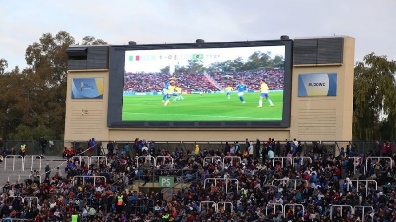 Papelón: taparon las islas en el Estadio “Malvinas Argentinas”