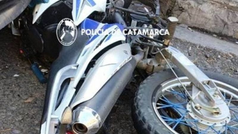 Motociclista casi termina debajo de un auto
