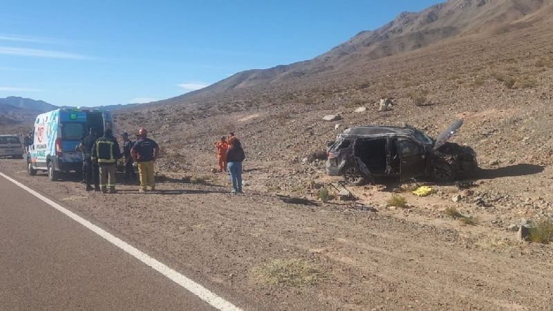Volcó camioneta en la Cordillera: cinco personas heridas