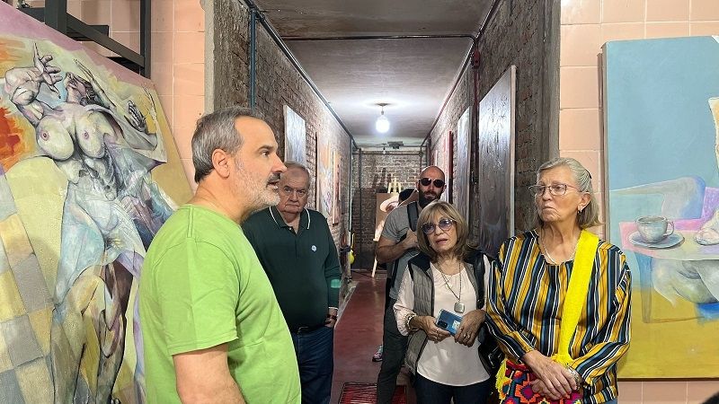 Turistas recorrieron la ciudad en bus visitando una bodega y la Casa de la Puna