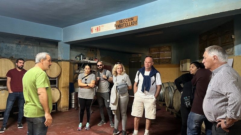 Turistas recorrieron la ciudad en bus visitando una bodega y la Casa de la Puna