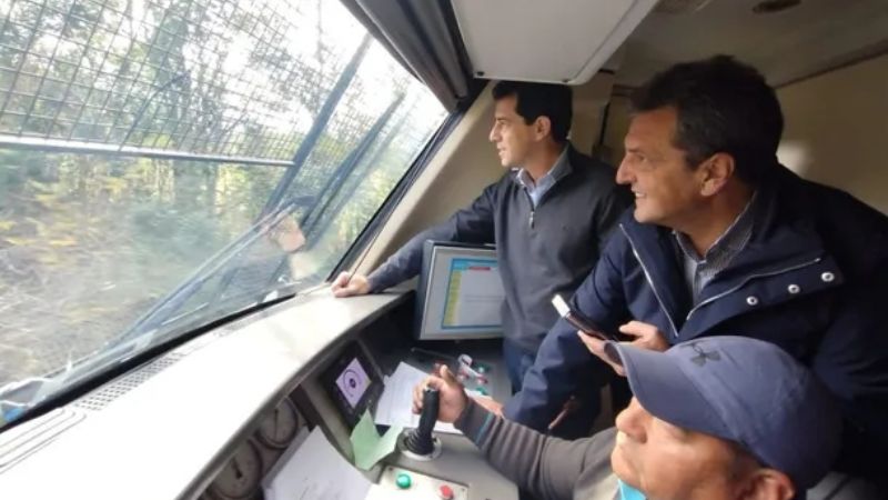 Elogios cruzados: Massa y De Pedro encabezaron puesta en marcha de tren turístico