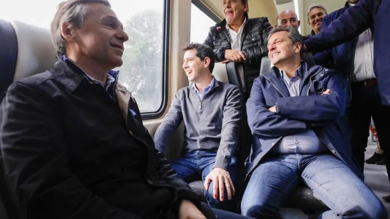 Elogios cruzados: Massa y De Pedro encabezaron puesta en marcha de tren turístico