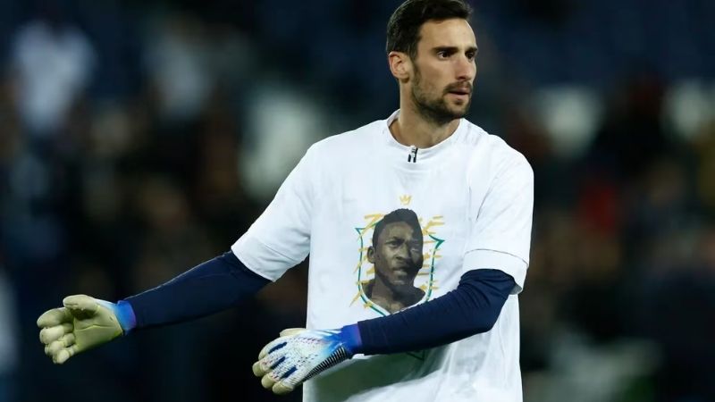 El arquero del PSG, Sergio Rico, pelea por su vida tras caerse de un caballo