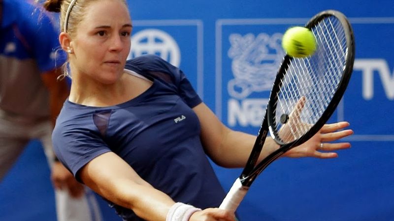 La rosarina Nadia Podoroska avanza en Roland Garros tras vencer a Jessika Ponchet