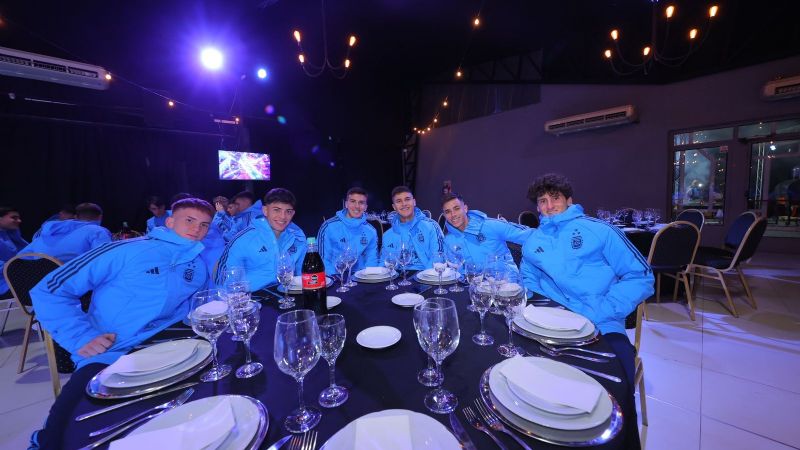 Asado y música: juveniles disfrutaron de una noche distendida a la espera de su rival