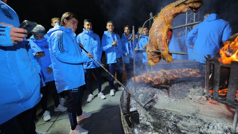 Asado y música: juveniles disfrutaron de una noche distendida a la espera de su rival