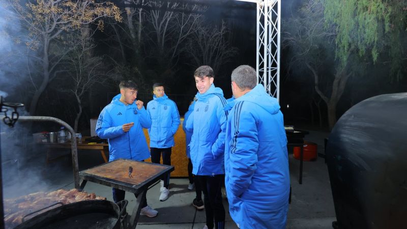 Asado y música: juveniles disfrutaron de una noche distendida a la espera de su rival