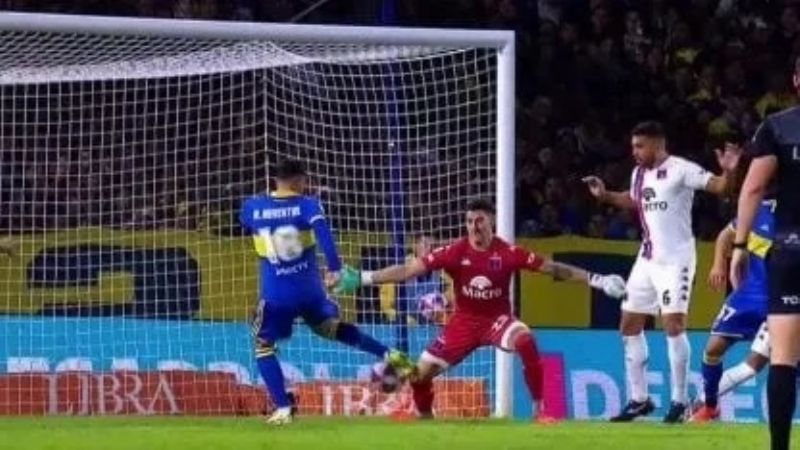 Boca ganó con un blooper del arquero de Tigre