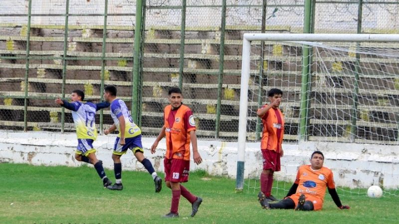 Policial golea, sigue invicto y lidera en la Capital