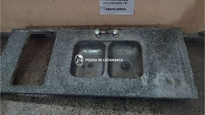 Le sustrajeron la mesada con la grifería instalada