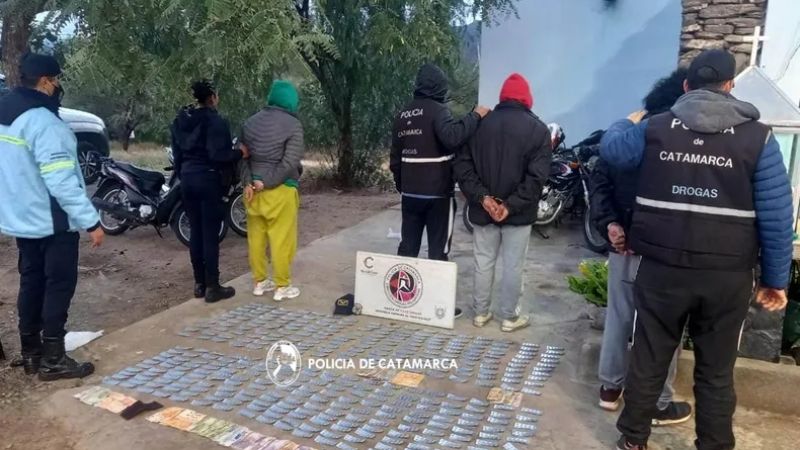 Arrestan a tres personas y decomisan sustancias estupefacientes, dinero y un vehículo