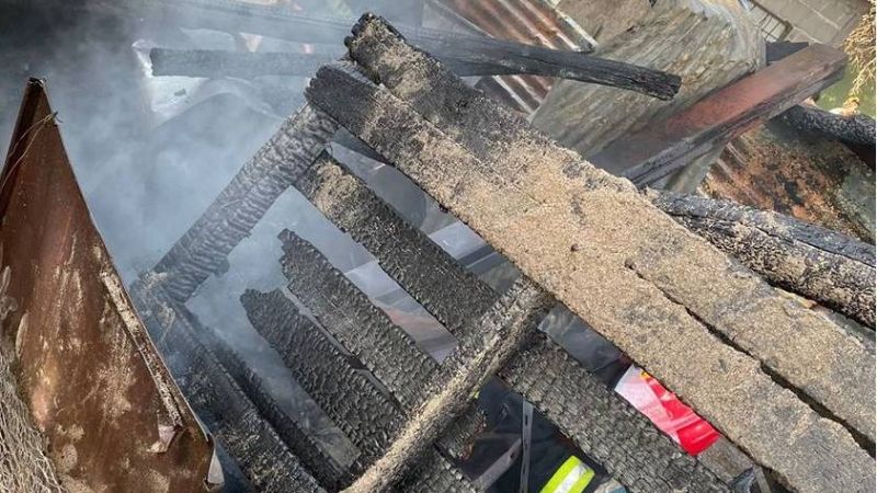 Incendio consumió una precaria vivienda