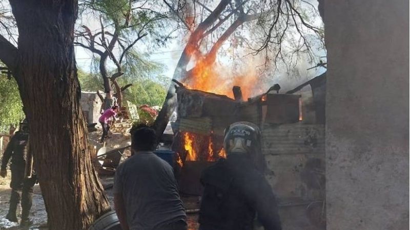 Incendio consumió una precaria vivienda