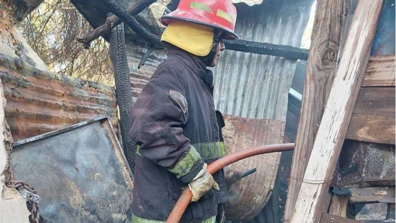 Incendio consumió una precaria vivienda