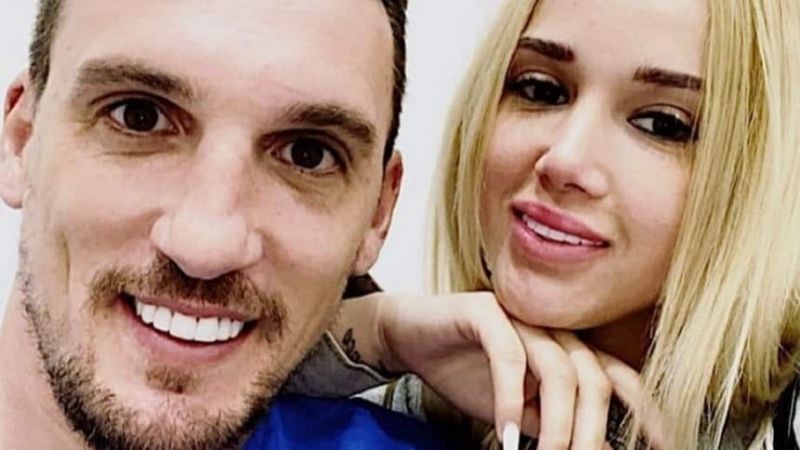 La esposa de Armani defendió al arquero