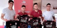 LOS TRES EX RIVER y el arquero marroquí Bono, con las camisetas de River, antes del partido con la Roma.