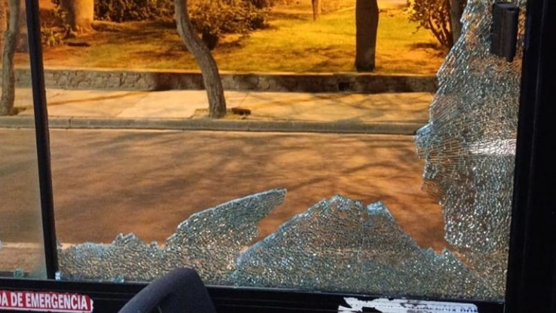 Apedrearon un colectivo y dejaron a una mujer en terapia intensiva