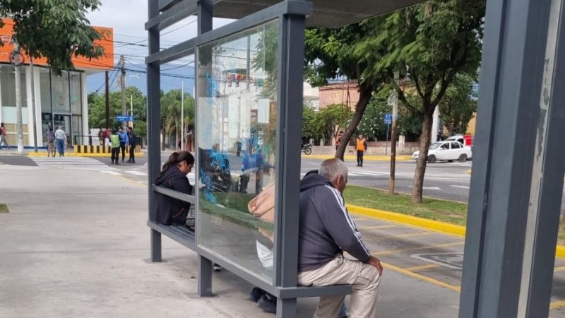 Extensas filas de autos y transporte público suspendido hasta las 18 horas