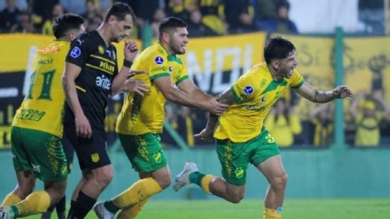 Goleada 4-1 sobre Peñarol y Defensa es escolta