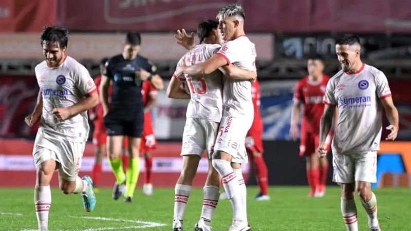 Vibrante 2-2 entre Argentinos e Independiente