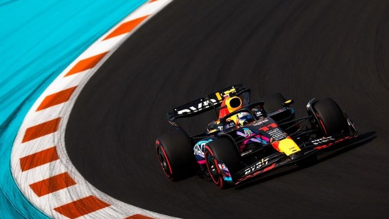 El mexicano Checo Pérez larga adelante en Miami