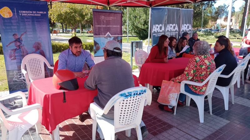 Consultorio Jurídico Gratuito en la plaza principal de Tinogasta