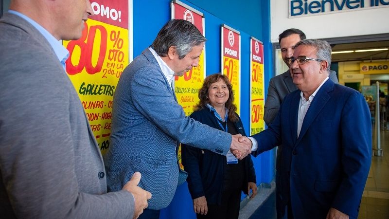 Abre un nuevo súper y tomará 100 personas