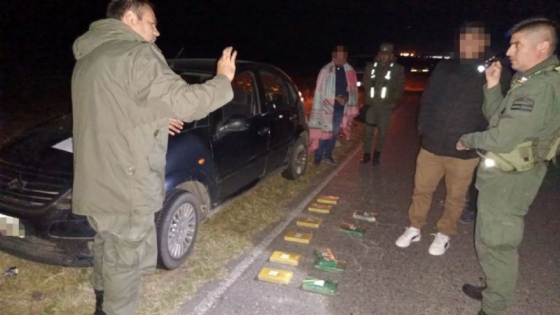 Transportaba once paquetes con cocaína dentro de las puertas de su vehículo