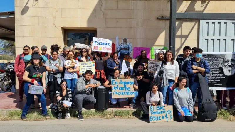 Estudiantes del ISAC manifestaron sus reclamos frente al Ministerio de Educación