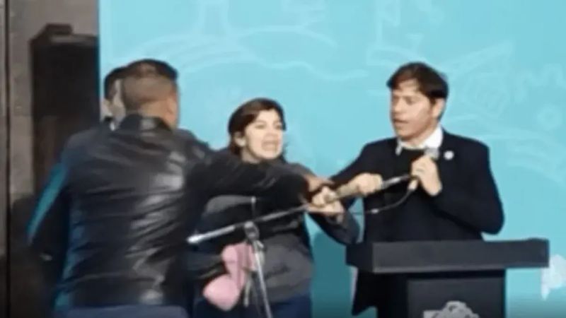 Incidente durante discurso de Kicillof: mujer vulneró la seguridad, y subió al escenario