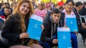 Trabajadores becados de escuelas recibieron sus contratos de empleo público