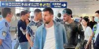 MESSI y De Paul pisando tierra china, en el aeropuerto de Bijing.