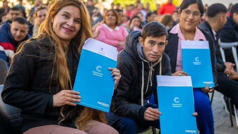 Trabajadores becados de escuelas recibieron sus contratos de empleo público