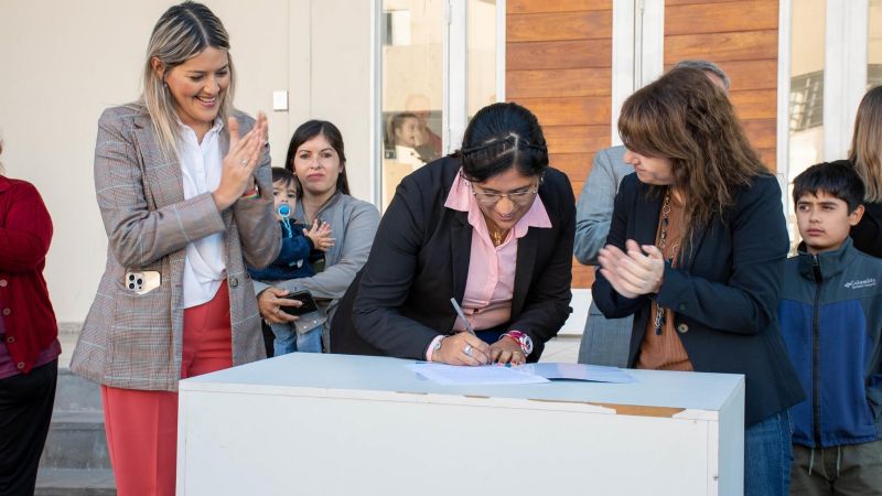 Beneficiarios del programa "Catamarca Incluye" reciben contratos de empleo público