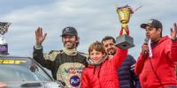 MARIO SAMPAYO, junto a su hijo, levantanado el trofeo como ganador de la prueba.