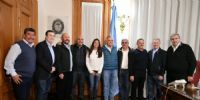 EL GOBERNADOR RAÚL JALIL junto al candidato del Frente de Todos, en Tucumán, Osvaldo Jaldo, y otros mandatarios, reunidos ayer en la Casa de Gobierno de la vecina provincia, donde se imponía el 