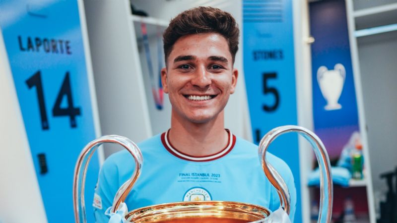 El City celebró los tres títulos de Julián en el año