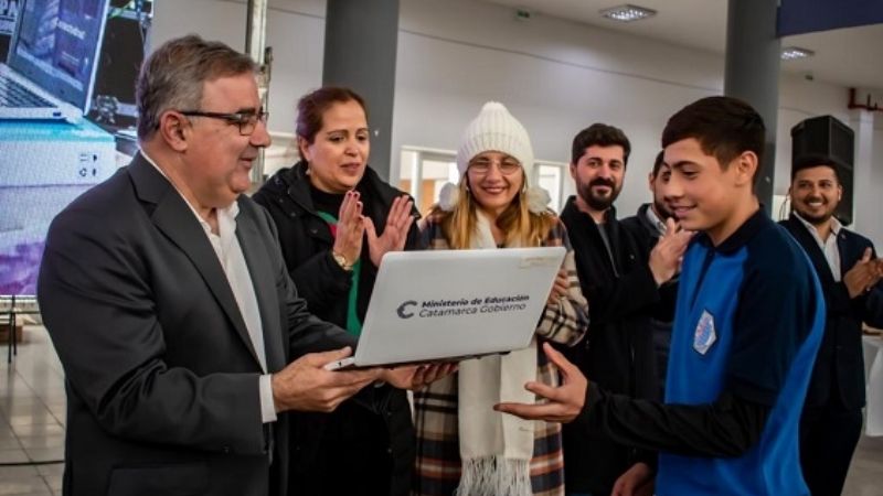 Alumnos de Capital y Santa María recibieron sus netbooks