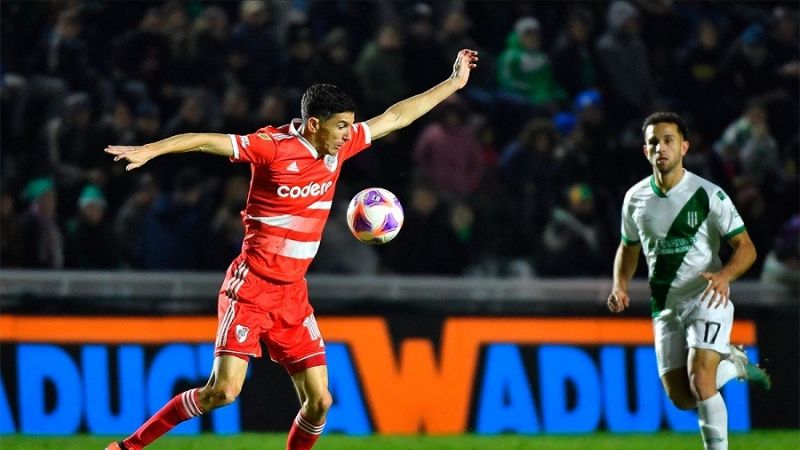 River goleó a Banfield y volvió a distanciarse