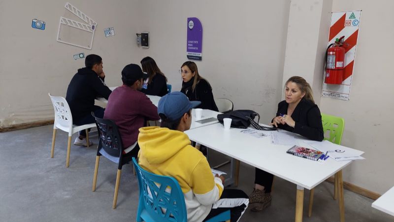 Programas de empleo a jóvenes y adultos de la Capital