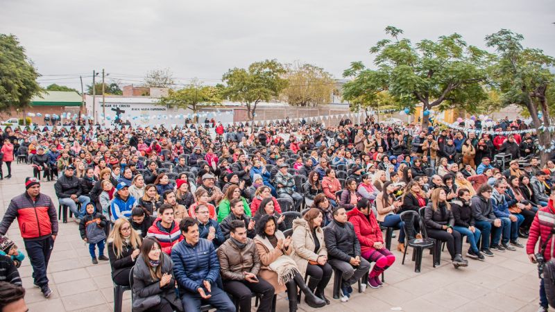 Raúl entregó decretos de adjudicación en el barrio Santa Marta